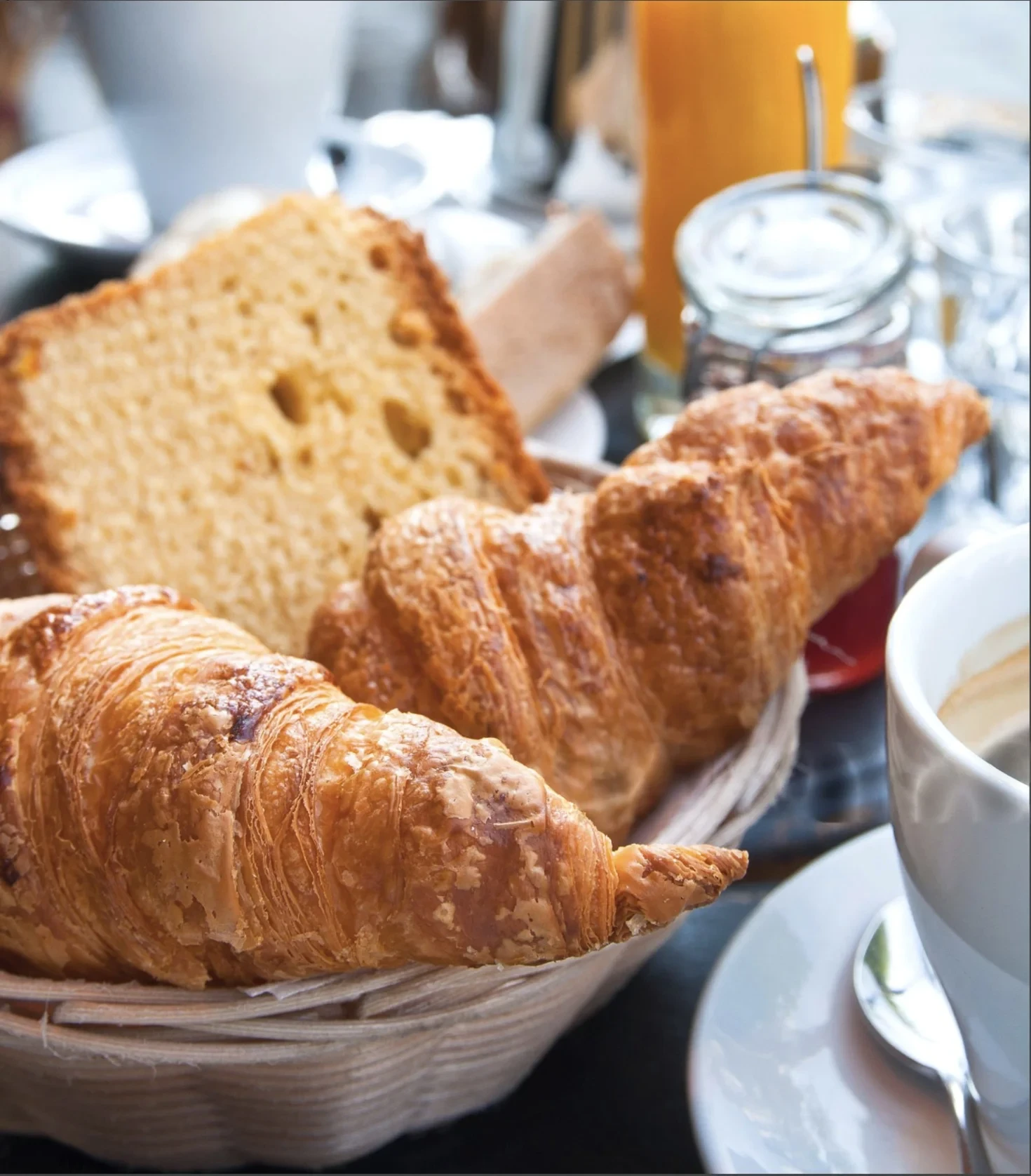 Croissants et pain dans un panier en osier