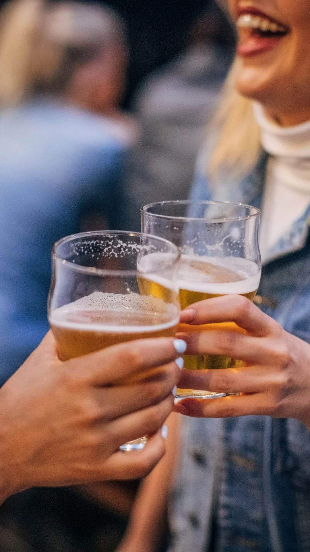 Deux verres de bière en train de trinquer