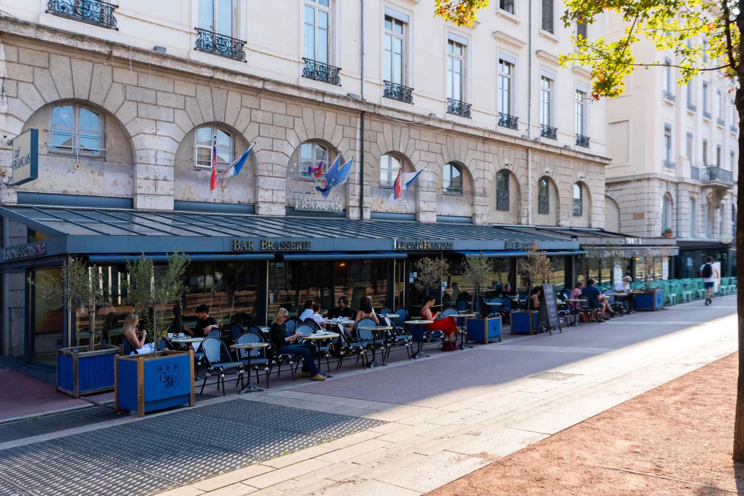 Terrasse de café extérieur@@ en ville