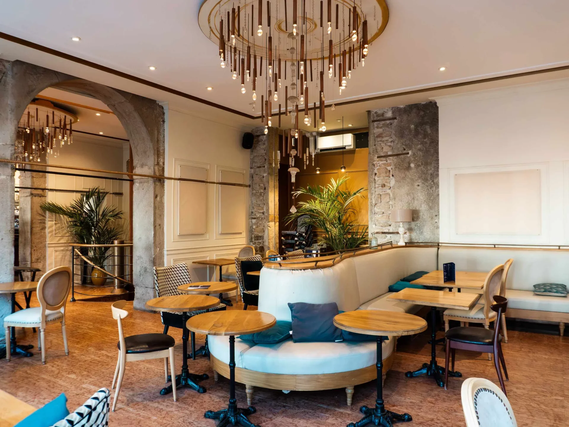 Salon élégant avec luminaires suspendus et mobilier design